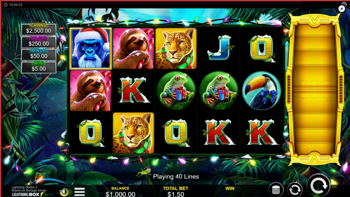 Tampilan visual slot Lightning Gorilla 2 Xmas dengan tema hutan tropis dan dekorasi Natal yang meriah